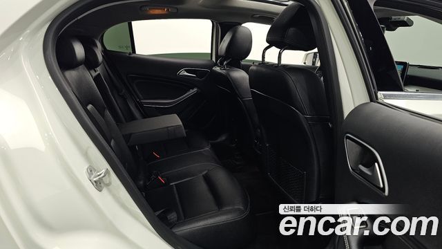Mercedes-Benz GLA-Class 2017 — photo 11