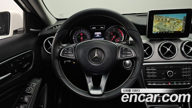 Mercedes-Benz GLA-Class 2017 — photo 13