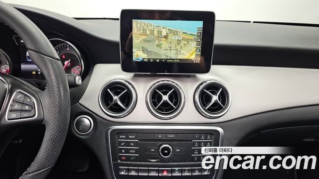 Mercedes-Benz GLA-Class 2017 — photo 14
