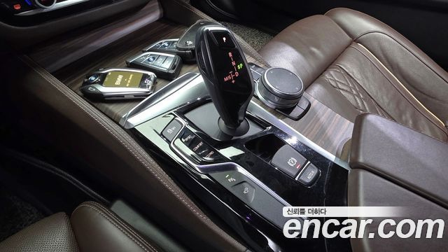 BMW 5-Series 2018 — photo 12