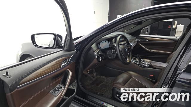 BMW 5-Series 2018 — photo 13