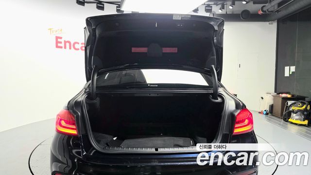 BMW 5-Series 2018 — photo 25