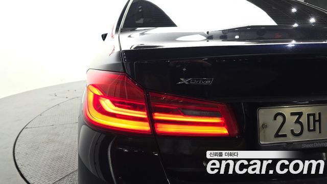 BMW 5-Series 2018 — photo 9