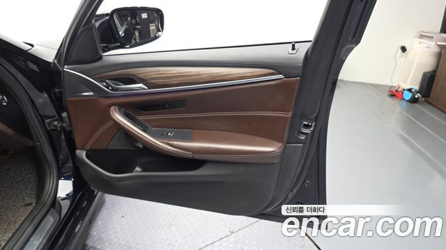 BMW 5-Series 2018 — photo 14