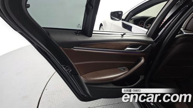 BMW 5-Series 2018 — photo 15
