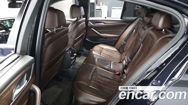 BMW 5-Series 2018 — photo 16