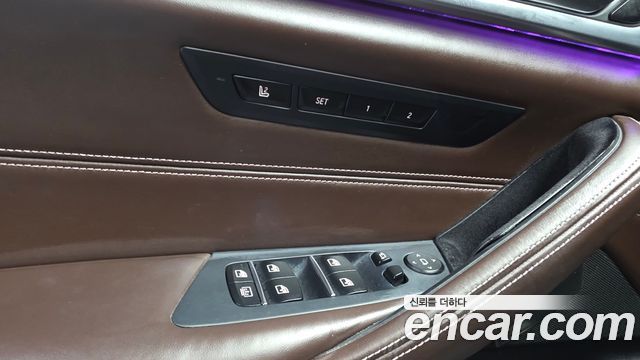 BMW 5-Series 2018 — photo 29