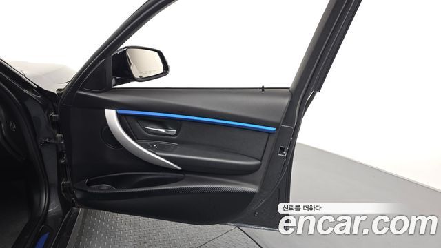 BMW 3-Series 2018 — photo 14