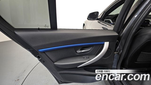 BMW 3-Series 2018 — photo 15