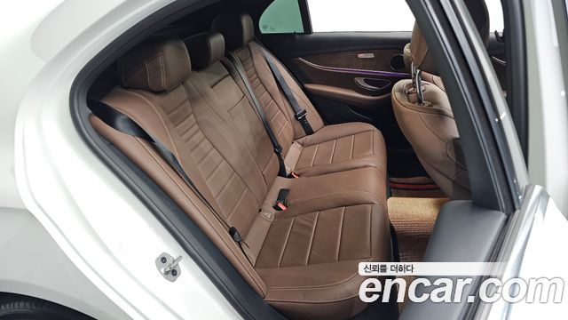 Mercedes-Benz E-Class 2021 — photo 17