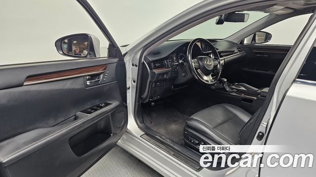 Lexus ES 2016 — photo 10