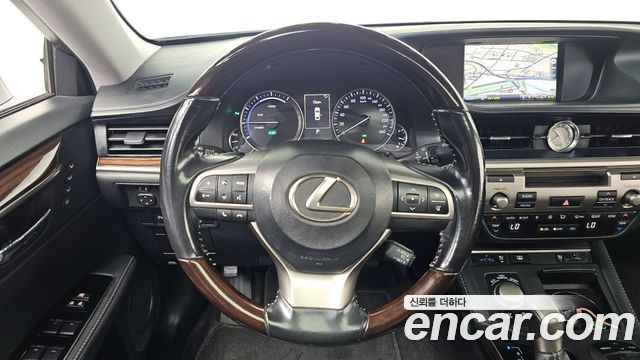 Lexus ES 2016 — photo 12