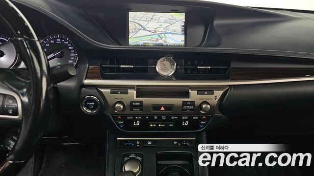 Lexus ES 2016 — photo 13