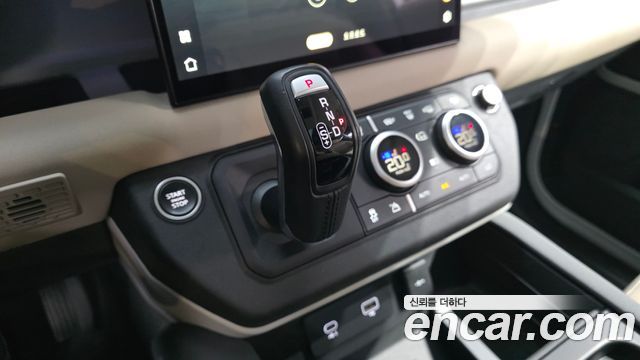Land Rover Defender 2023 — photo 9