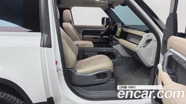 Land Rover Defender 2023 — photo 11