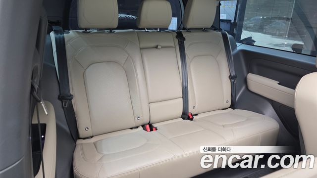 Land Rover Defender 2023 — photo 12