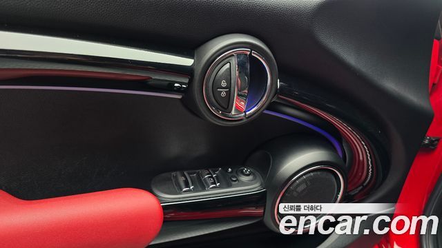 Mini Cooper Convertible 2019 — photo 16