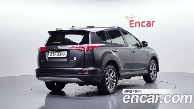 Toyota RAV4 2018 — photo 2