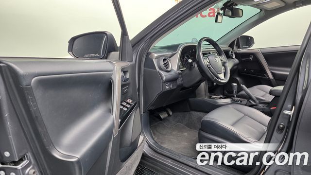 Toyota RAV4 2018 — photo 13