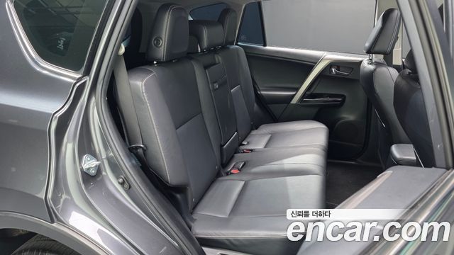 Toyota RAV4 2018 — photo 17