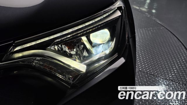 Toyota RAV4 2018 — photo 8