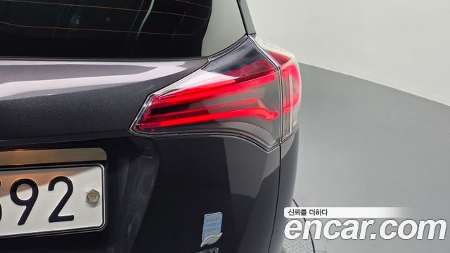 Toyota RAV4 2018 — photo 9
