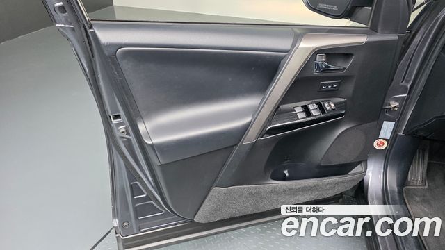 Toyota RAV4 2018 — photo 14