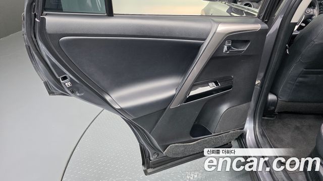 Toyota RAV4 2018 — photo 15