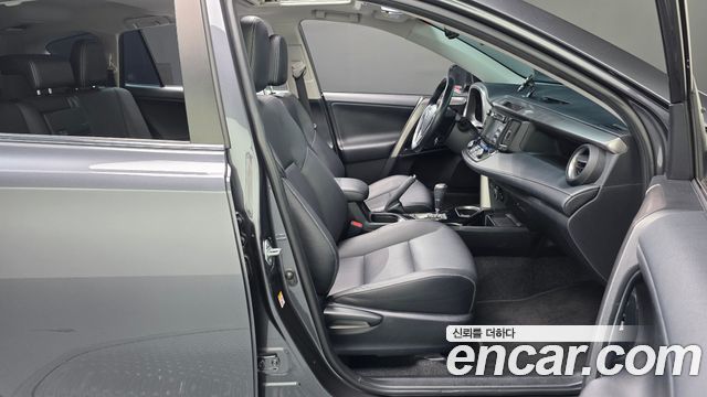 Toyota RAV4 2018 — photo 16