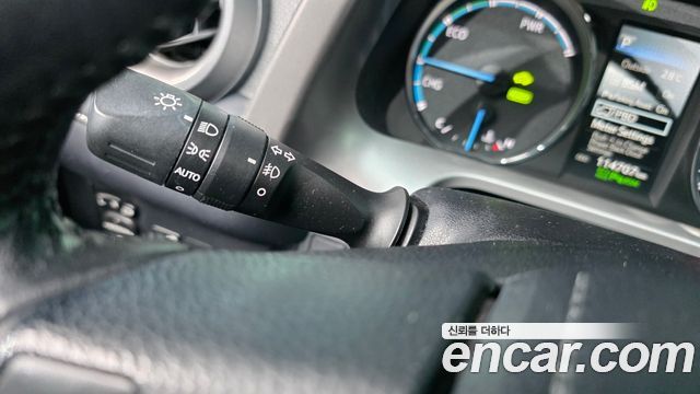 Toyota RAV4 2018 — photo 28