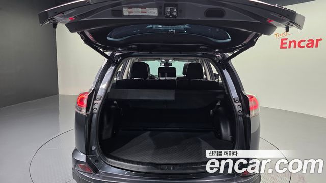 Toyota RAV4 2018 — photo 32