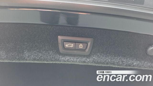 BMW 8-Series 2022 — photo 32