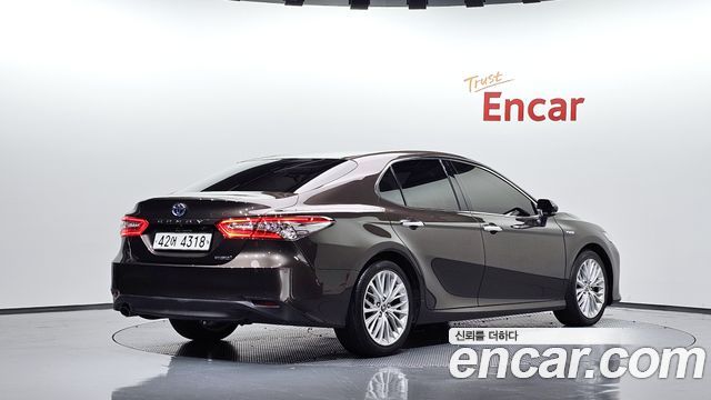 Toyota Camry 2019 — photo 2