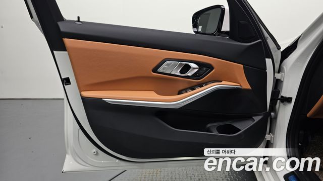 BMW 3-Series 2022 — photo 14