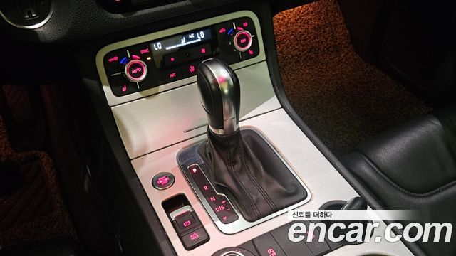 Volkswagen Touareg 2014 — photo 9