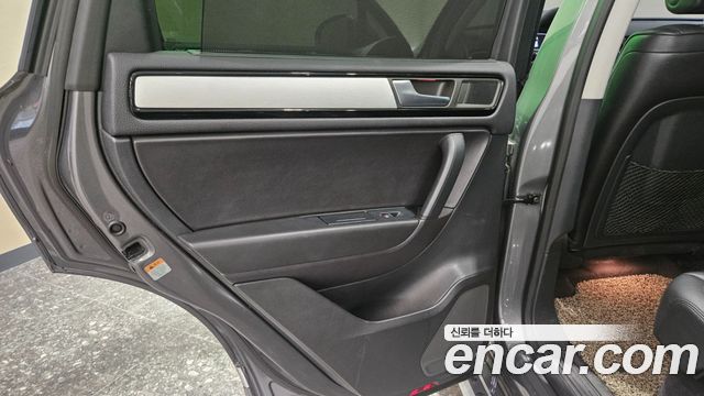 Volkswagen Touareg 2014 — photo 14