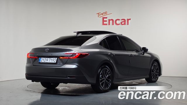 Toyota Camry 2025 — photo 2