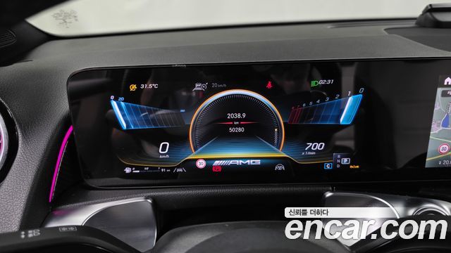Mercedes-Benz GLB-Class 2023 — photo 11