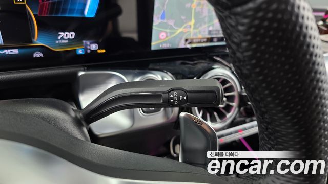Mercedes-Benz GLB-Class 2023 — photo 12