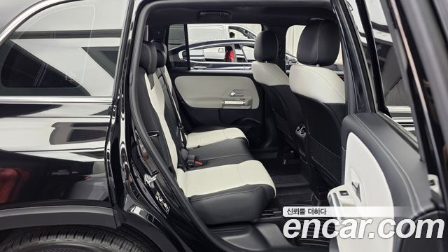Mercedes-Benz GLB-Class 2023 — photo 18