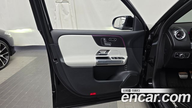 Mercedes-Benz GLB-Class 2023 — photo 14