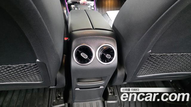 Mercedes-Benz GLB-Class 2023 — photo 32