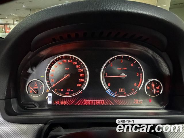 BMW 5-Series 2012 — photo 11