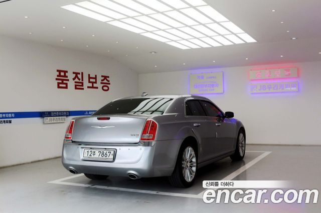Chrysler 300C 2011 — photo 8
