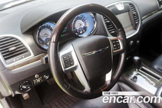 Chrysler 300C 2011 — photo 14