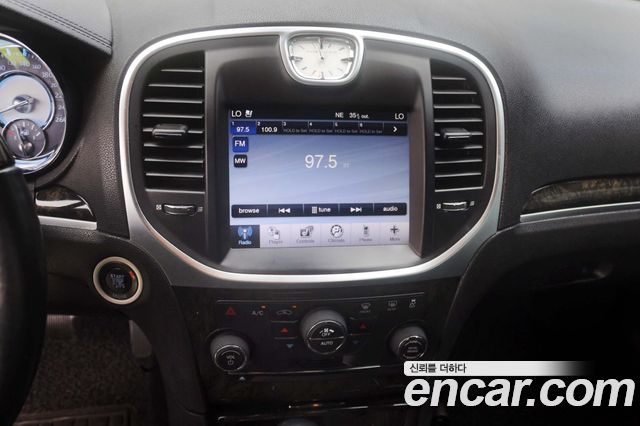 Chrysler 300C 2011 — photo 16