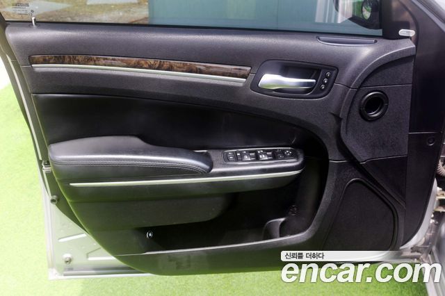 Chrysler 300C 2011 — photo 19