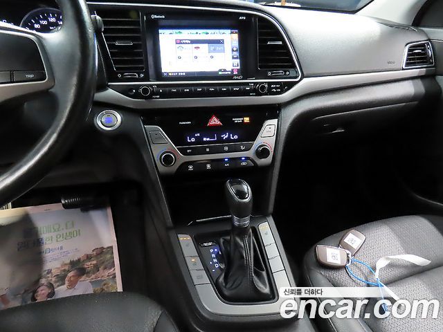 Hyundai AVANTE 2016 — photo 11