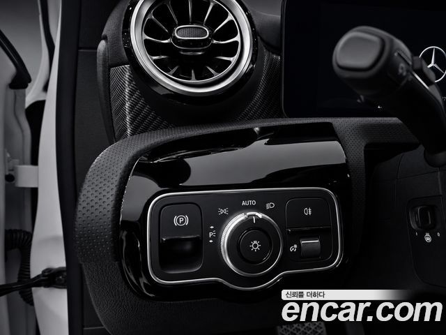 Mercedes-Benz A-Class 2025 — photo 12
