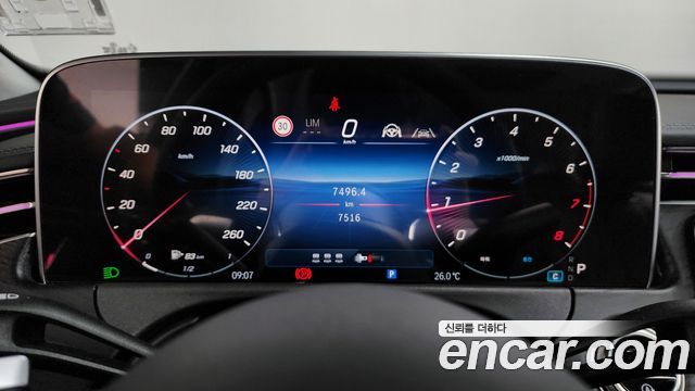 Mercedes-Benz E-Class 2025 — photo 11